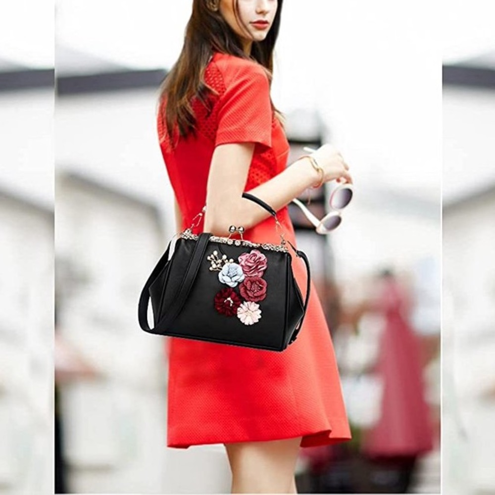 Flower Applique Kiss Lock PU Leather Bag (Black)